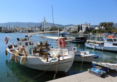 KOS, GREECE-MAYIS 12: Yunan Balıkçı Kos Limanı 'nda balık ağlarını tamir ediyor. 12 Mayıs 2019, Kos, Yunanistan