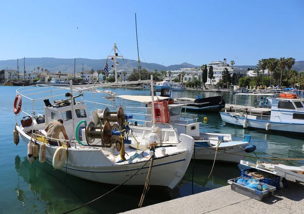 Kos Grecia Mayo Pescador Griego Arreglando Sus Redes Pesca Puerto — Foto de Stock