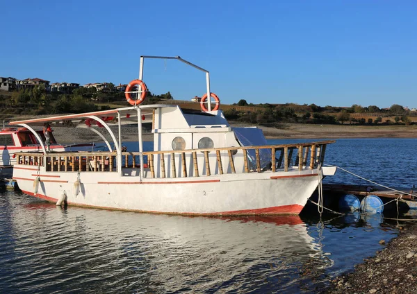 Туристическая Лодка Ждет Туристов Дамбе Сейхан Адане Турция — стоковое фото