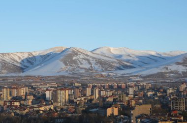 Karlı Tepeler ve Nigde Şehri Binaları, Türkiye