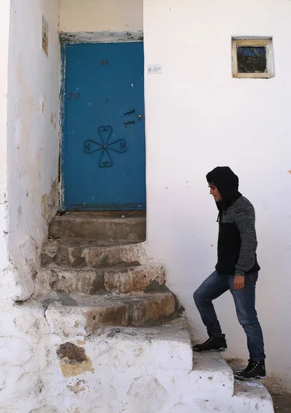 Nigde Turkey January Unidentified Guy Climbing Old Village House Steps — Stock Photo, Image
