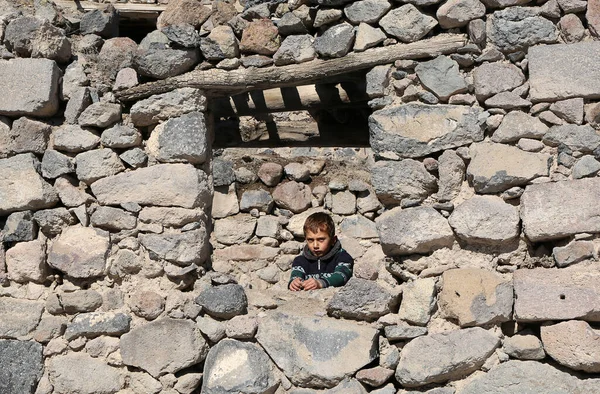 Nigde Türkei Januar Unbekannter Junge Posiert Den Ruinen Eines Alten — Stockfoto