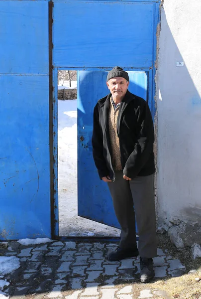 Nigde Turchia Gennaio Uomo Non Identificato Fronte Metal Blue Door — Foto Stock