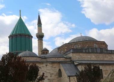Türkiye 'nin Konya kentindeki Mevlana Müzesi Camii Kubbe ve Minareleri