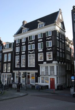 Geleneksel Hollanda Malikanesi ve park edilmiş bisikletler. 9 Mart. 9 Mart 2014 Amsterdam, Hollanda.