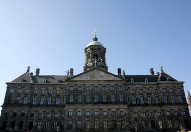 Hollanda Kraliyet Sarayı Amsterdam, Hollanda 'daki ünlü Baraj Meydanı' nda yer almaktadır.  