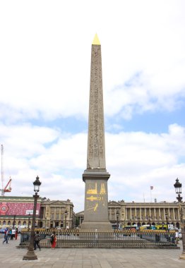 Place de la Concorde Obelisque(obelisk) gelen turist.