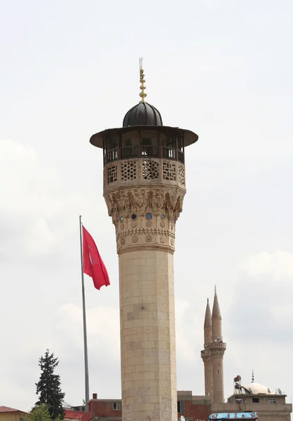 Turkse vlag en minaretten in Gaziantep, Turkije — Stockfoto