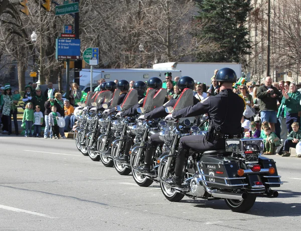 Policía Metropolitana de Indianápolis con motocicletas están en el desfile anual del día de San Patricio — Foto de Stock