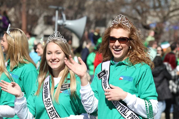 500 Festival Princesa programa niñas saludando a la gente en el desfile anual del Día de San Patricio — Foto de Stock