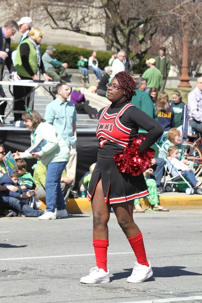 High School Cheerleader hälsning människor på den årliga St Patrick's Day Parade — Stockfoto