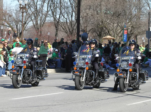 Indianapolis Metropolitan Police med motorcyklar är på den årliga St Patrick's Day Parade — Stockfoto