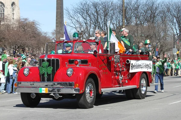 Los miembros retirados del Club de Bomberos de Indianápolis saludan a la gente en el Desfile Anual del Día de San Patricio — Foto de Stock