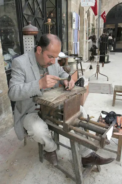 Man engraving copper — Stock Photo, Image