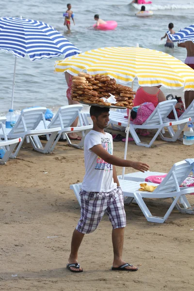 Guy verkauft türkischen Bagel Simit am Strand von Kizkalesi — Stockfoto
