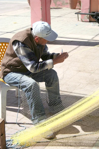 Old Fisherman mending his nets  at Tasucu Port — Stock Photo, Image