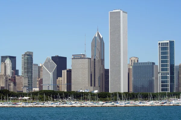 Chicago Skyline med Prudential Plaza och dockade båtar Royaltyfria Stockbilder