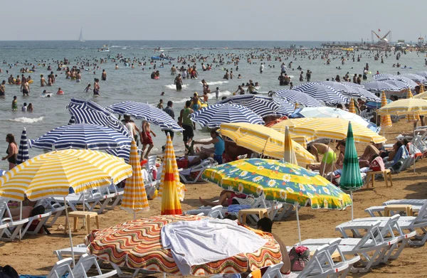 Playa de Kizkalesi abarrotada — Foto de Stock