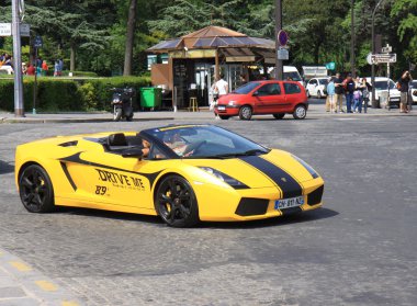 Müşteri onun kiralama Lamborghini Eyfel Kulesi sürüş