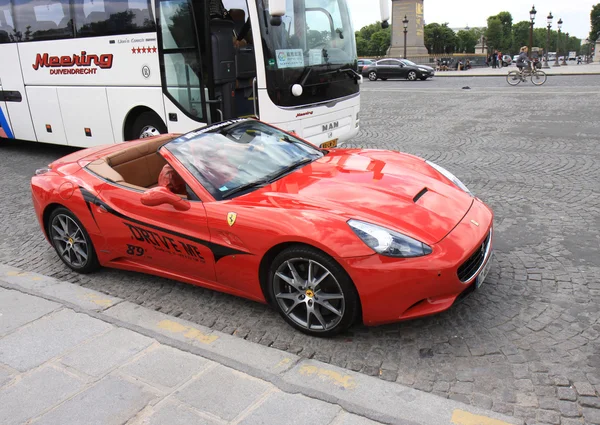 Червоний Ferrari прокат очікування клієнтів поблизу: Ейфелева вежа — стокове фото