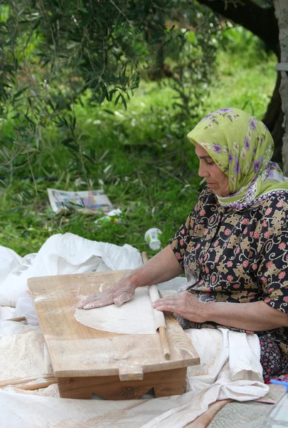 Dorffrau macht traditionelles türkisches Brot Yufka — Stockfoto