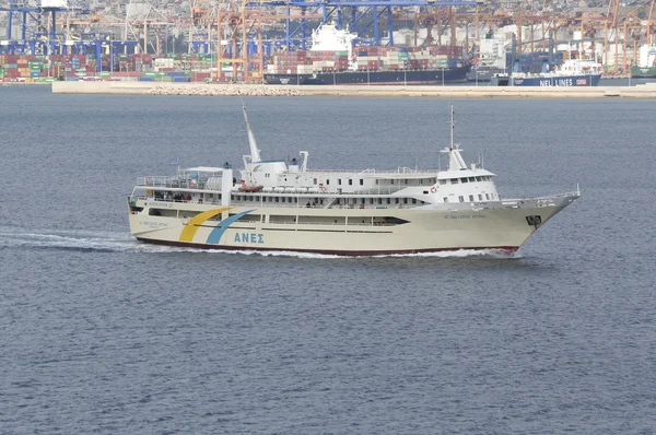 Anes şirket Pireus Port Yunanistan için gelen feribot — Stok fotoğraf