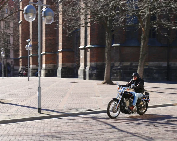 Tanımlanamayan kişi motosiklet sürmekten hoşlanıyor