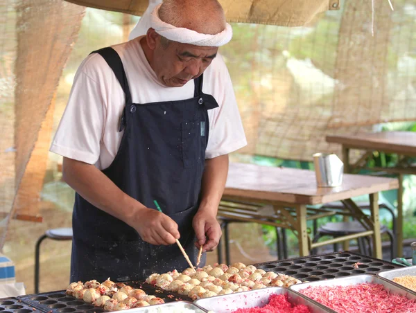 Cozinheiro japonês preparando comida japonesa Takoyaki — Fotografia de Stock