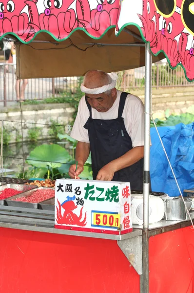 Japanese Chef preparing  Japanese pancake Takoyaki — Stock Photo, Image