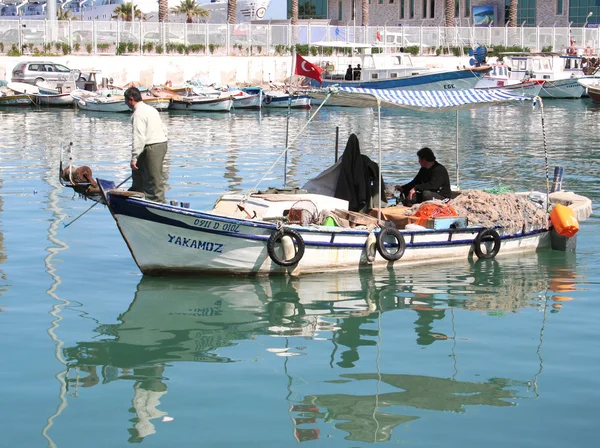 Barca da pesca turca in arrivo Porto di Kusadasi — Foto Stock