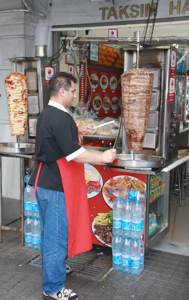 Turkish Chef slicing Veal meat Doner Kebab — Stock Photo, Image