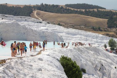 Turistler Hieropolis travertenleri zevk