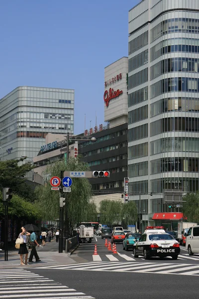 Busy provozu a obchody v nákupní čtvrti Ginza — Stock fotografie