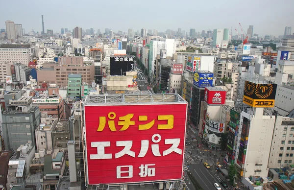 Bunte Leuchtreklamen und Dächer im Shinjuku District — Stockfoto