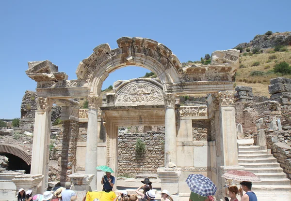 Grupo de turistas escuchando a su guía en el Templo de Adriano en Éfeso — Foto de Stock