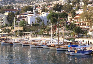 Harbor'da demirledi ve turistler için bekleyen renkli ahşap gezi tekneleri