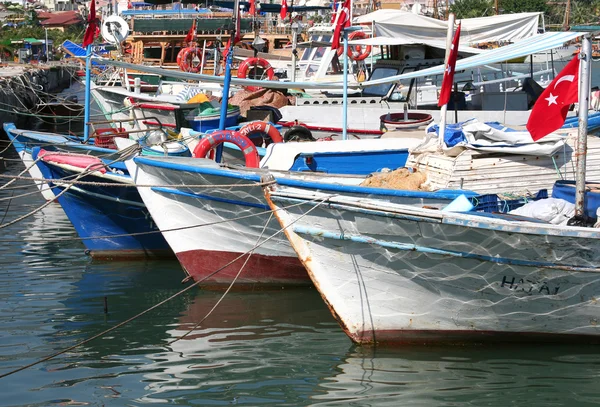 Traditionele Turkse houten vissersboten gedokt in Alanya haven — Stockfoto