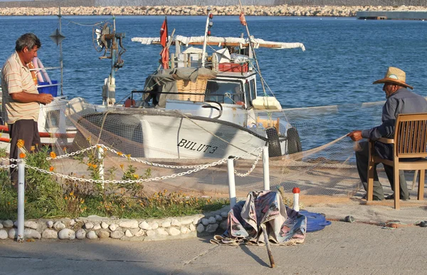 Pescatori che riparano le reti vicino alle loro barche al porto di Tasucu — Foto Stock