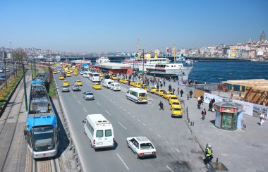 Modern tramvay, taksiler, arabalar, kamyonlar ve kişi taşıyan feribot