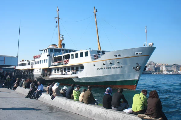 Persone sedute a riposare a Eminonu Kadikoy — Foto Stock