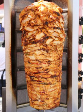 Türkiye 'nin Adana kentinde düzenlenen Yıllık Festivalde Tavuk Döner Kebabı Izgarada Pişiyor