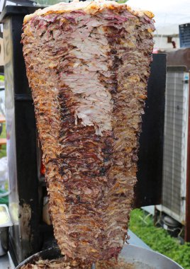 Türkiye 'nin Adana kentinde düzenlenen Yıllık Festival' de müşteriler için sığır eti kebabı kesmeye hazır