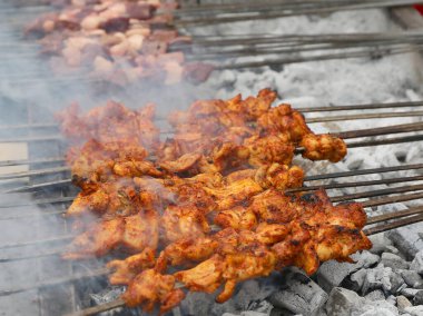 Baharatlı Tavuk ve Ciğer Kebabı Adana, Türkiye 'deki Adana Festivali' nde Kömür Izgarasında Pişiyor