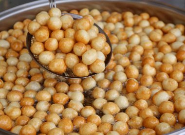 Türk Tatlısı Lokma namı diğer Loukoumades, Türkiye 'nin Adana kentindeki Adana Festivali' nde yağda kızarıyor ve müşteriler için hazırlanıyor.