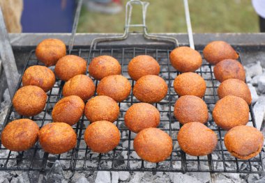 Bir grup icli Kofte namı diğer Kibbeh, Adana, Türkiye 'deki Adana Festivali' nde Izgara Pişiriyor