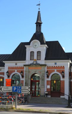 Karlstad, İsveç-Eylül 17-2025: Saat Kulesi, rüzgar gülü, bisiklet, tabela ve basamaklı Merkez İstasyonu