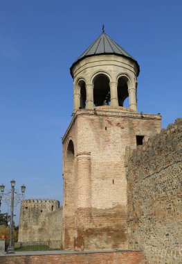 Mtskheta, Georgia 'da Mavi Gökyüzü Arkaplanı ile Duvarlar Arasında Çan Kulesi. 