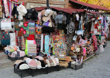 Mtskheta, Gürcistan-12 Kasım 2025: Güzel bir Sonbahar Günü 'nde Sokaktaki Yerel Gürcistan Hediyelik Eşya Dükkanı 