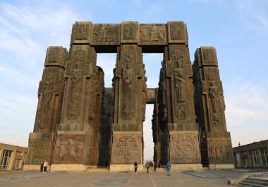 Tiflis, Gürcistan-12 Kasım 2025: Tanımlanamayan İnsanlar Gürcistan Günlüklerini ziyaret ediyor ve oradan ayrılıyor