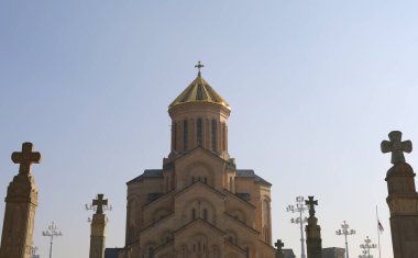 Sameba, birçok haçı ve Tiflis, Georgia 'daki Mavi Gökyüzü Arkaplanı olan Kutsal Üçlü Katedrali.